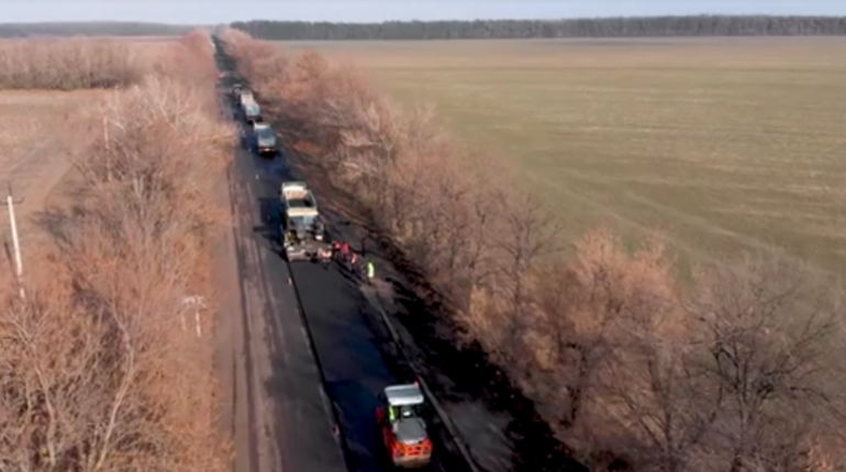 Поблизу Волновахи розпочали ремонт важливої автодороги: відео