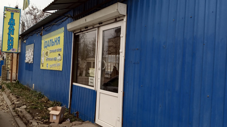 Вигідне розташування, відносно невеликі ціни та пластиковий посуд: а ви були у «Їли - пили»?
