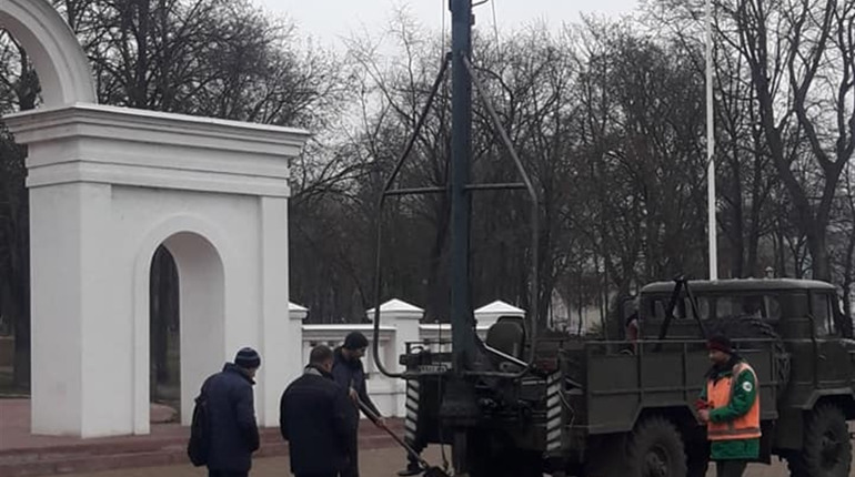 В Білопіллі готуються встановити ялинку: поглиблюють капсулу  і ремонтують пошкоджений кабель
