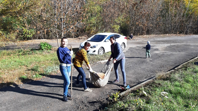 Как в Торецке совладельцы многоквартирного дома облагораживали домовую территорию и уху варили
