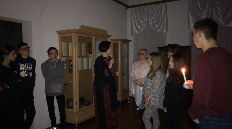 Ніч у музеї: у Новограді вперше провели нічну екскурсію
