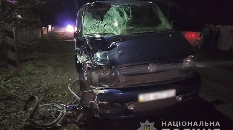 ДТП у Ладигах: під колесами автомобіля опинилися одразу два велосипедисти