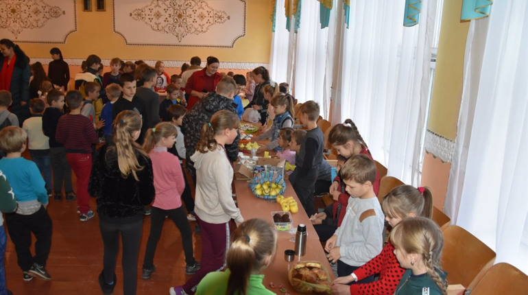 Щоб зібрати кошти на лікування онкохворої, у Городці в місцевій школі провели благодійний ярмарок
