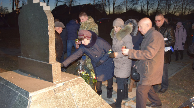 Троїчани в знак пам'яті про жертв голодомору 1932-33 років в Україні поставили свічки