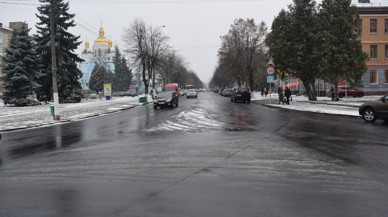30 тонн суміші купили: хто посипле тротуари?