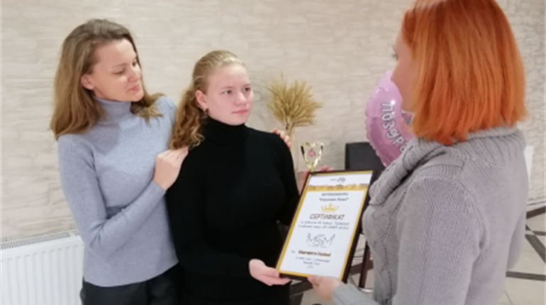 Переможцям фотоконкурсу «Королева осені» вручили призові сертифікати
