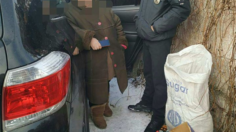 У Ніжині затримали жінку, яка із салону престижного позашляховика продавала оковиту