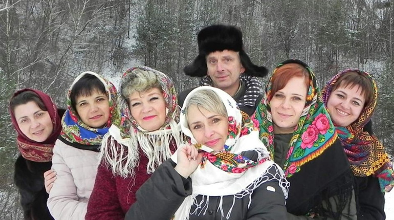 Кременчанки взяли участь у флешмобі до Всесвітнього дня Української хустки
