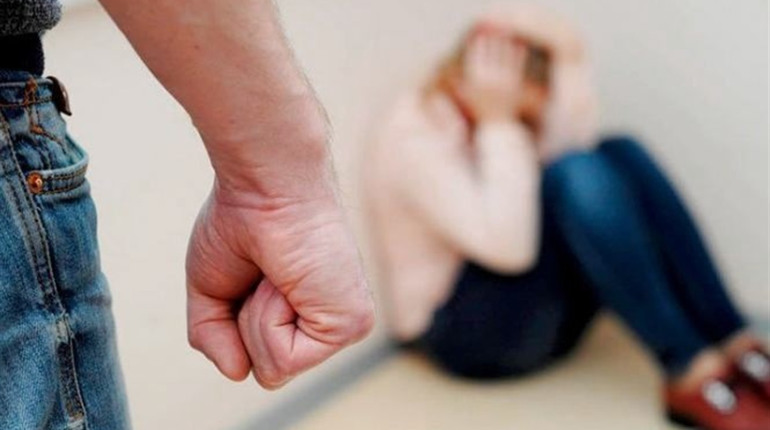 У Сарнах чоловік підняв руку на дружину та намагався відкупитися від покарання