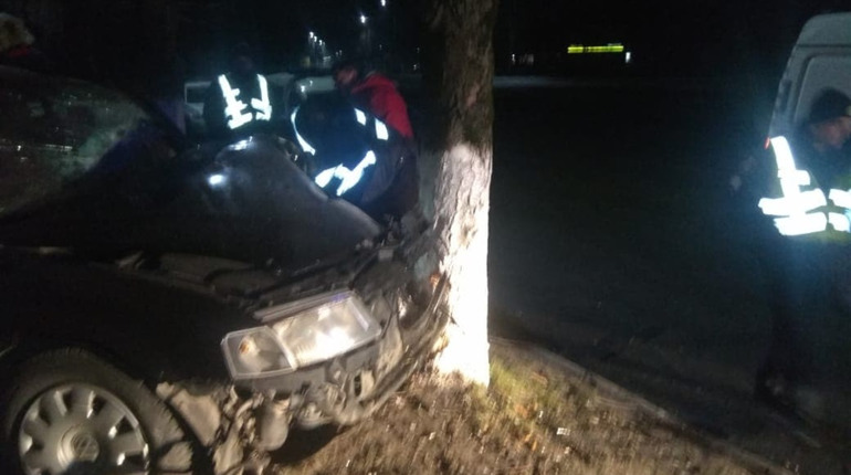 У Старокостянтинові легковик врізався в дерево