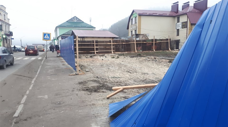 У Кременці будівельна огорожа у центрі міста впала на жінку із дитиною: деталі події