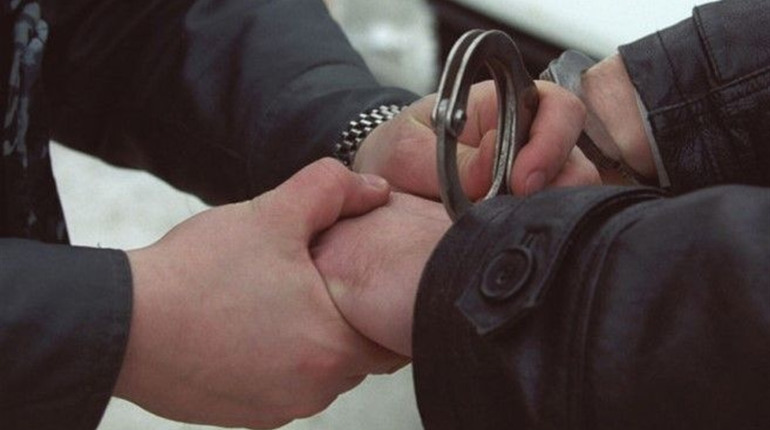 Ломився у магазин з гранатою в руках: у районі затримали вуличного хулігана