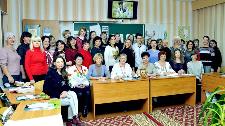 Учасниці проєкту «І на тім рушникові» мають вишити 14 рушників-оберегів для випускників міста