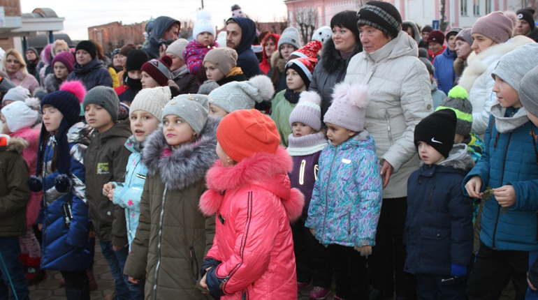 Весело і з танцями відкрили головну ялинку міста