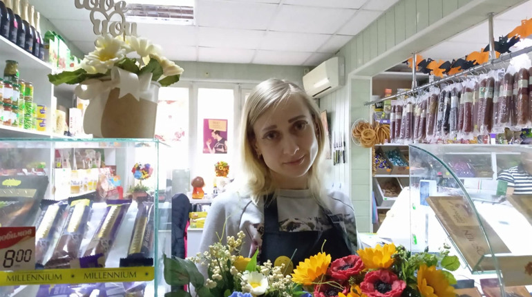 Продуктовый магазин с художественным уклоном, так реализует себя бизнес-вумен из Торецка