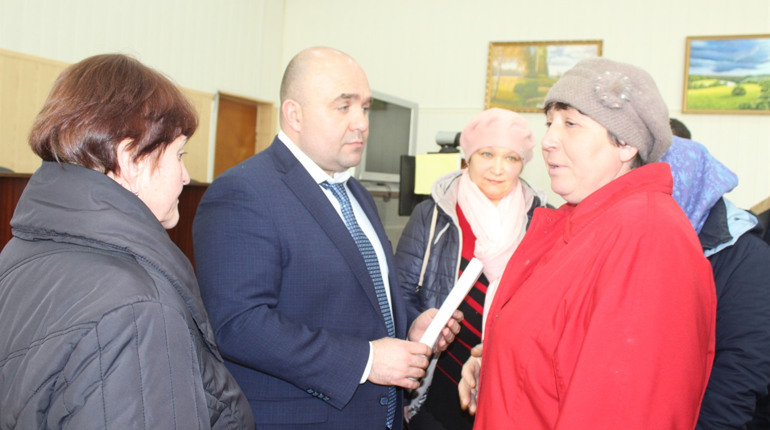 Троїчани задали нардепу незручні  "газові", "земельні" та питання транспортного сполучення району