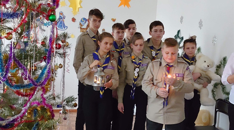 Скаути Руєвіту несли Вифлеємський вогонь туди, де його найбільше потребують