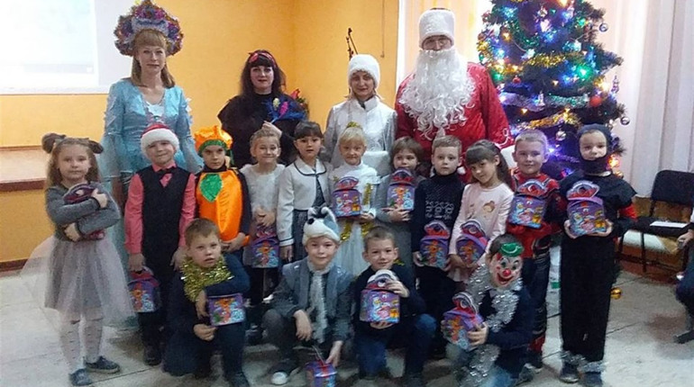 Яскраве новорічне свято пройшло у мар'їнський школі