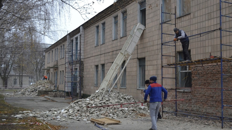 Капитальный ремонт инфекционного отделения Кураховской городской больницы за полтора месяца