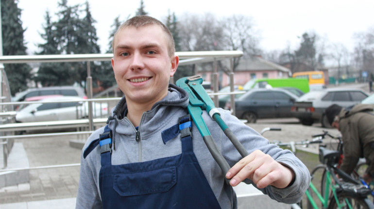 Історія ніжинського сантехніка, який може зліпити з труби «космічний апарат» 