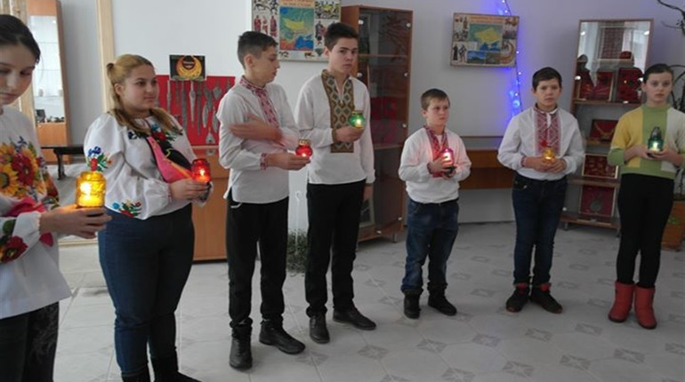 У Новограді запалили свічку від Вифлеємського Вогню миру 