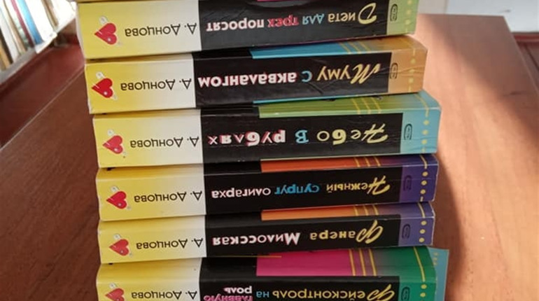 20 книг подарували сільській бібліотеці постійні відвідувачки в перший день Нового року