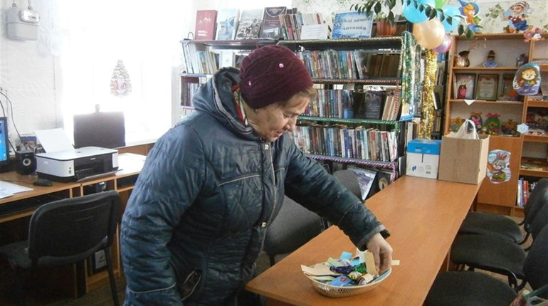 В Багачанській бібліотеці частують перших відвідувачів цукерками 
