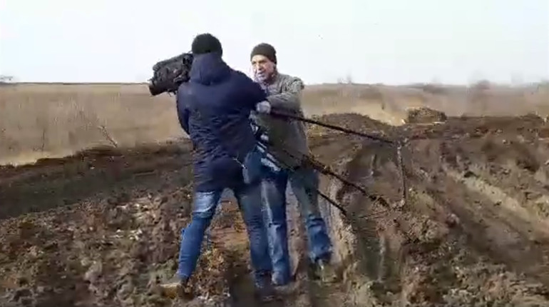 Штовхали оператора та зламали штатив: працівники полігону відходів перешкоджали роботі ТРК «Сігма»