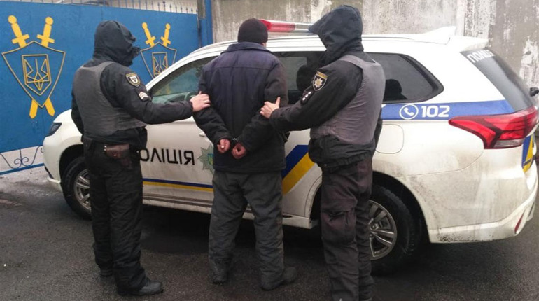 Суд обрав міру запобіжного заходу для чоловіка, який у Ніжині  напав на поліцейського