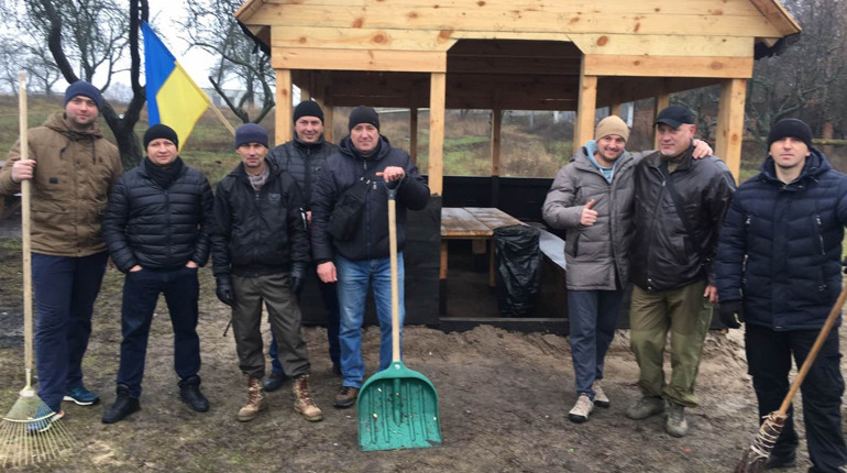 Було/стало: конотопські військові прибирали засмічену бесідку на Кандибині