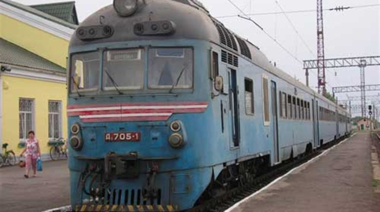 Приміські поїзди вирішили не відміняти. Вони курсують по графіку