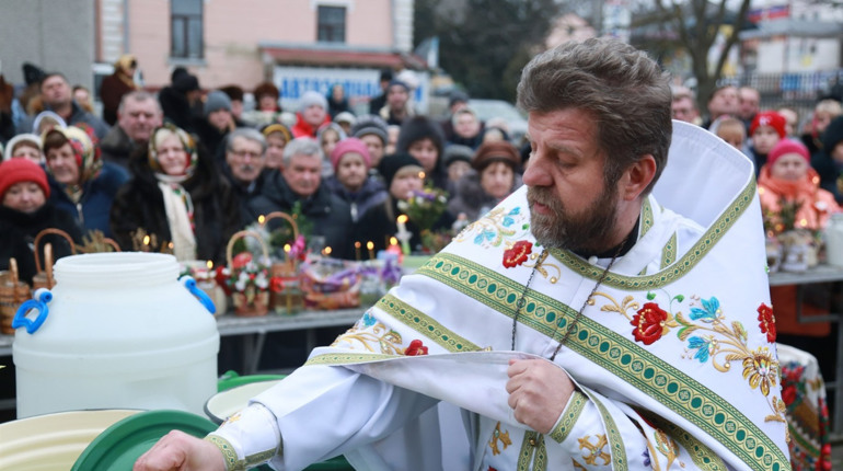 Освячення води у Свято-Миколаївській церкві міста Кіцмань: фото, відео