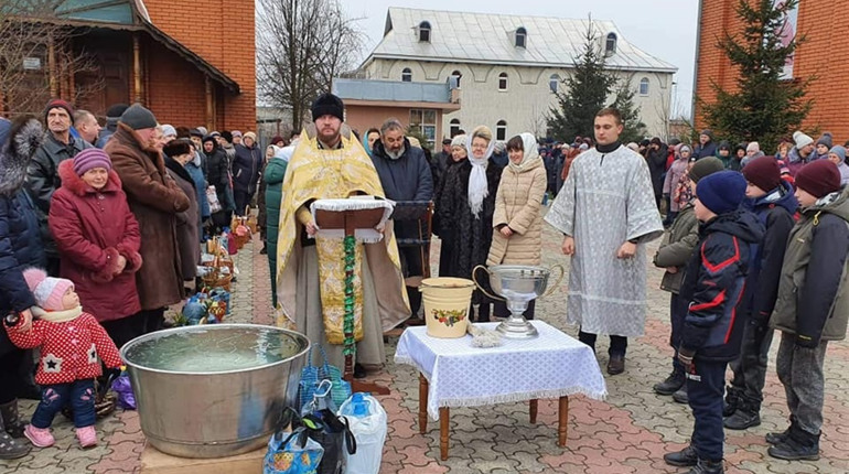 На Водохреще на Білопільщині святили воду і пірнали у водойми