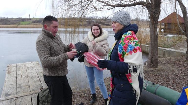 Бабичевські артисти влаштували на водоймі музичну програму та чаювання
