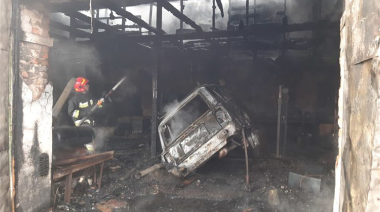У Ніжині горів гараж комбікормового заводу