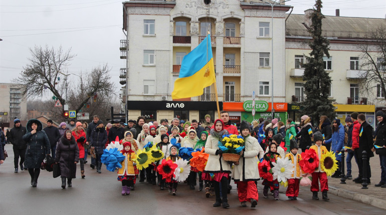 Живий "ланцюг єднання":  ніжинці відзначили День Соборності. Фото