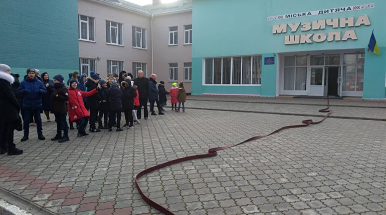 Вараські рятувальники провели у міській  дитячій музичній школі тактико-спеціальні навчання