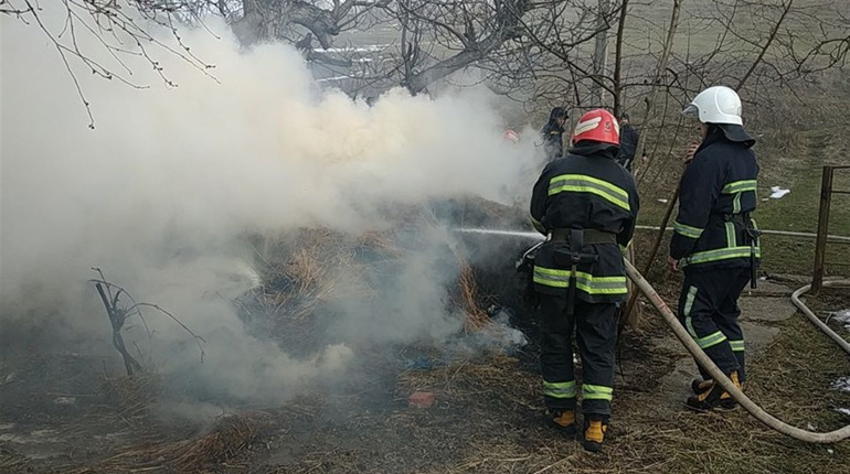У Верхніх Станівцях через спалювання трави згоріли будівлі