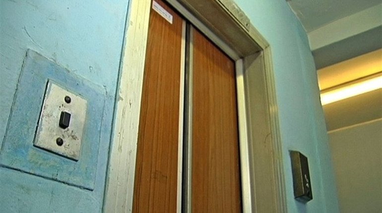 Викликала швидку з ліфта: диспетчерська служба не відреагувала на аварії в кількох ОСББ Лозової
