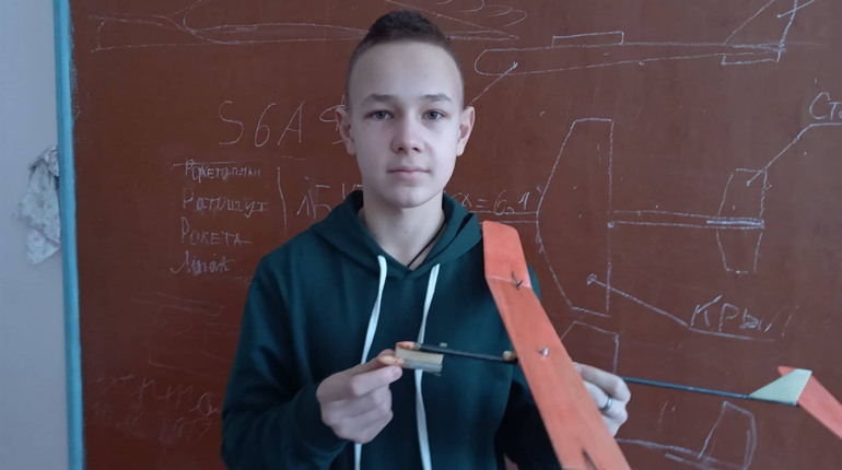 14-летний конструктор из Торецка мечтает строить настоящие ракеты, а пока моделирует планеры  