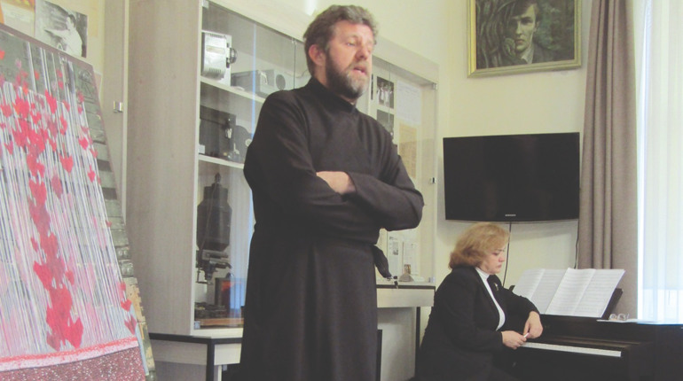 Капелан Юрій Кавюк поділився спогадами про службу під час заходу в обласному музеї