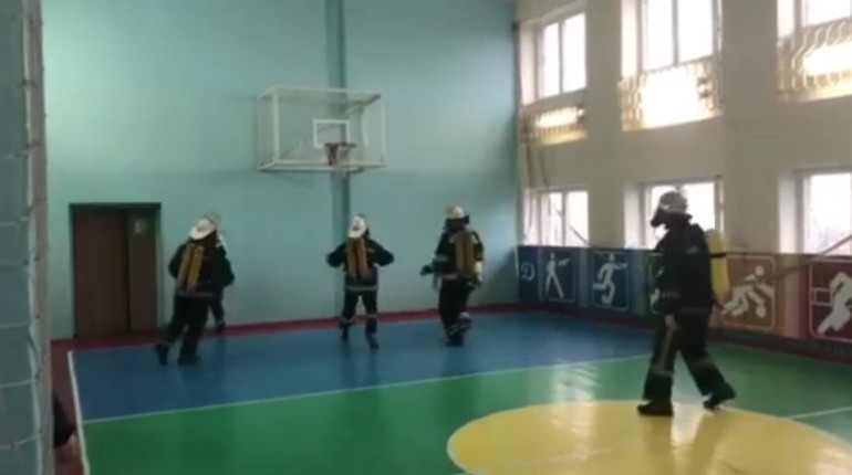У формі та апаратах дихання: чому лозівські рятувальники грали в баскетбол у повній екіпіровці
