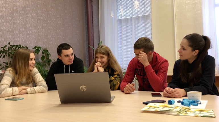 Челендж: конотопські школярі та студенти вгадують відомих вчених за фото