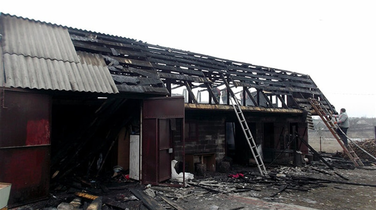 У Володимирці рятувальники гасили пожежу у господарчій споруді та врятували житловий будинок