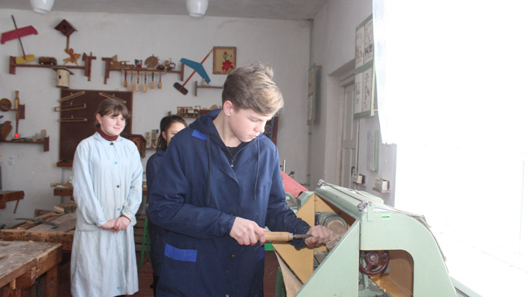 На уроках праці арапівські учні займаються столярними роботами