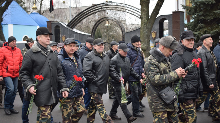 Традиційна хода і мітинг: як у Новограді пройшов день вшанування учасників бойових дій