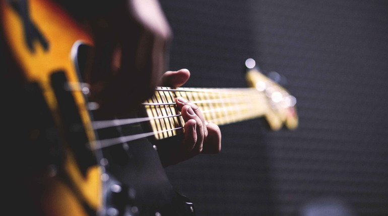 🎸 Три години релаксу та шампанське: у Конотопі влаштують вечір живої музики. Де та коли
