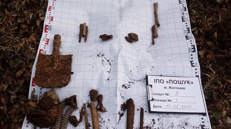 Смертний медальйон та противогаз: у районі розкопали невідомого воїна