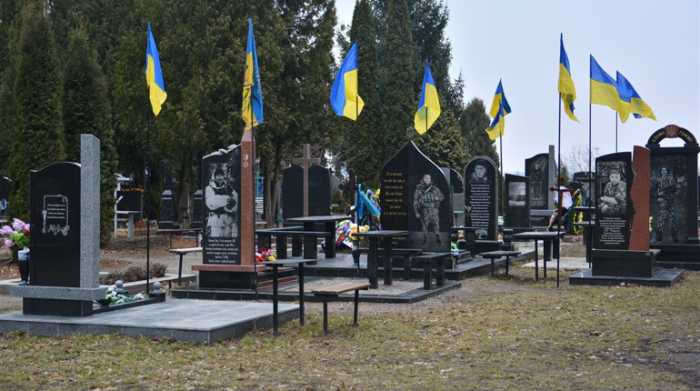 Над могилами уманчан-захисників України встановлено державні прапори