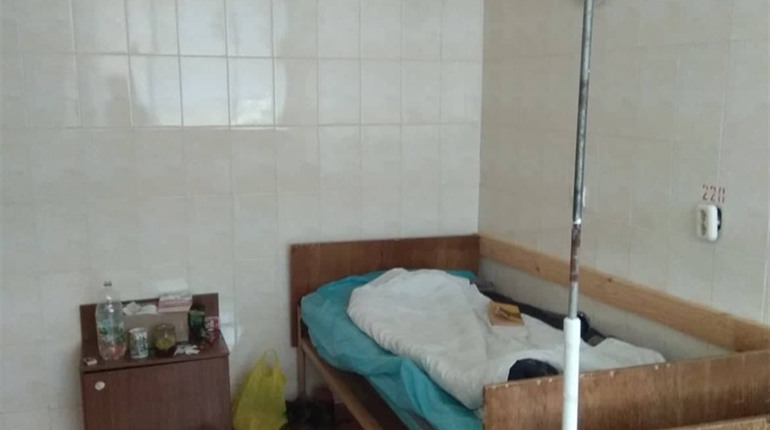 Інфекційне відділення южноукраїнської лікарні перетворили на притулок для безхатьченків